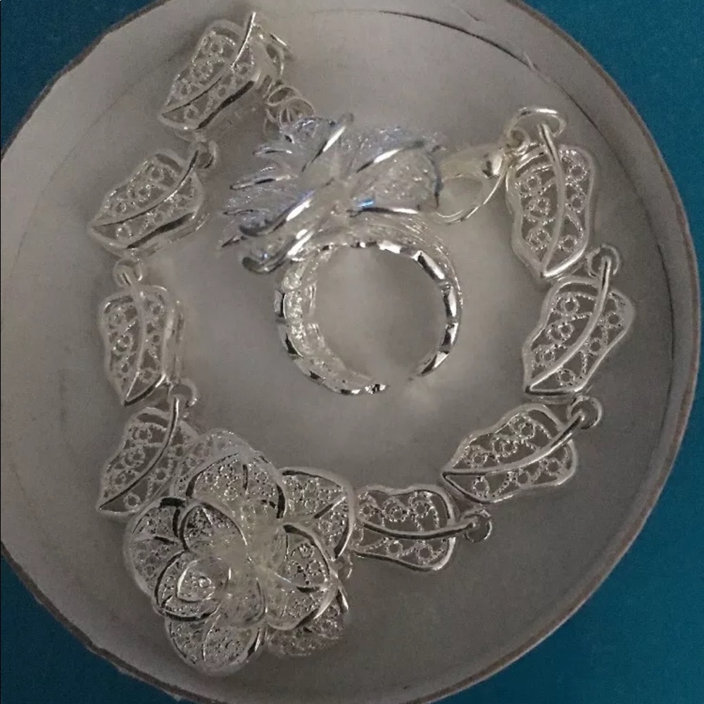 Boutique Fashionable Flower Bracelet & Ring Set